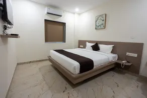 Hotel V Grand - Chambre