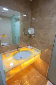 Petra Moon Hotel - Bathroom