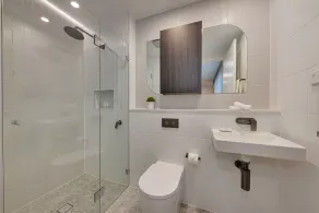 Littomore Suites Kingswood - Bathroom