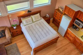 Birds of a Feather Victoria Oceanfront Studio Suites - Zimmer