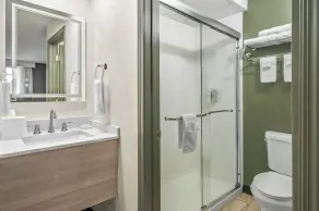 Spark by Hilton Portland Airport Maine Mall - Salle de bain