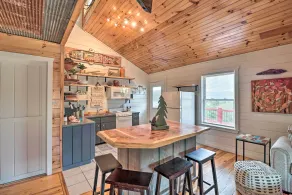 Cheery Pet-Friendly Studio w/ Shared Fire Pit - Innenbereich