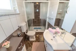Merveilleux appartement de vacances avec jardin et barbecue | Vue jardin - Salle de bain