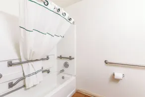 HomeTowne Studios by Red Roof Orlando - Casselberry - Salle de bain
