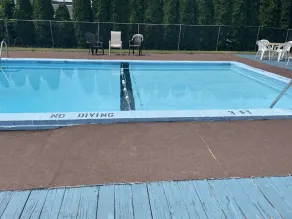 Budget Host Three Crowns Motor Lodge - Piscine