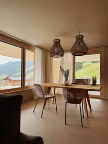 4 Monkeys Apartments - Essbereich im Zimmer