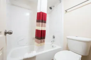 Red Roof Inn PLUS+ Birmingham East – Irondale/Airport - Badezimmer
