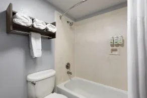 Baymont by Wyndham Moss Point Pascagoula - Salle de bain