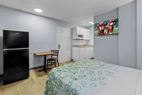 HomeTowne Studios by Red Roof Orlando South - Chambre