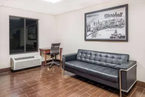 Super 8 by Wyndham Marshall - Lobby