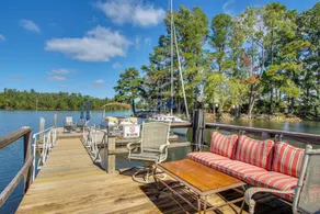 Furnished Patio & Dock: Lakefront Apt in Chapin - Innenbereich