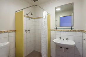 YHA Adelaide Central - Bathroom