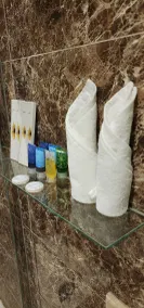 Green Leaf Hotel - Bathroom