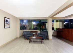 Super 8 by Wyndham Clarksville Northeast - Hall