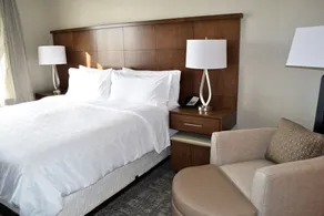 Staybridge Suites - Red Deer North by IHG - Chambre