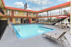 Howard Johnson Suites by Wyndham San Diego Chula Vista BayFront - Piscine