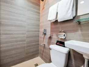 RedDoorz near Trade School Gensan - Bathroom