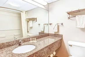 Super 8 by Wyndham Mahwah - Salle de bain