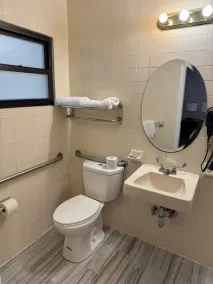 Atlantic Inn & Suites near Belmar Beach - Bathroom