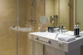 elaya hotel kleve, Trademark Collection by Wyndham - Bathroom