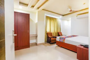 Capital O 77658 Hotel Golden Way - Room
