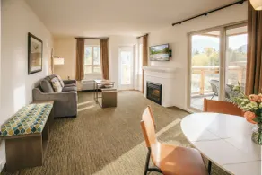 Executive Suites Hotel and Resort, Squamish - Room