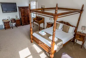The Resolution Hotel - Camera