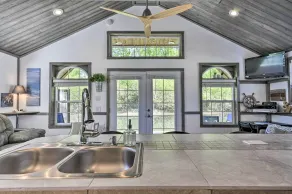 Floating Home on Columbia River w/ Provided Kayaks - Intérieur