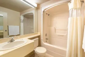 Howard Johnson by Wyndham Tillsonburg - Salle de bain