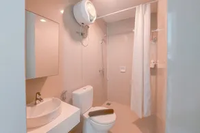 Good Place And Homey 1Br At Tree Park City Bsd Apartment - Bathroom