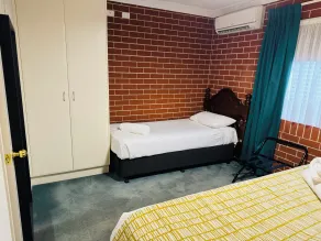 Roseville Motel and Apartments - Room
