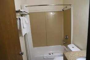 Super 8 by Wyndham Richmond Airport VA - Salle de bain