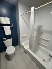 La Quinta Inn by Wyndham Auburn Worcester - Salle de bain