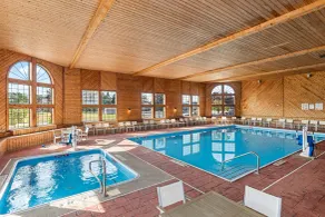 Comfort Inn & Suites Ludington near US-10 - Piscina