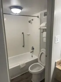Quality Inn & Suites Georgetown - Badezimmer