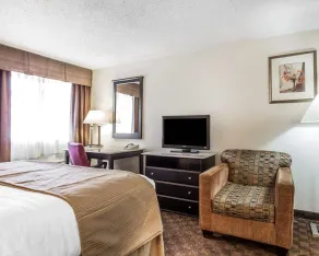Quality Inn & Suites Coliseum - Værelse
