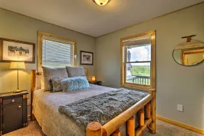 Piney Creek Mountain-view Cabin w/ Wraparound Deck - Værelse