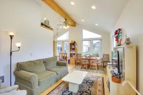 1 Block to Twin Rocks Beach: Pet-friendly Cottage - Interior