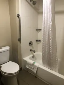 Wingate by Wyndham Grove City - Salle de bain