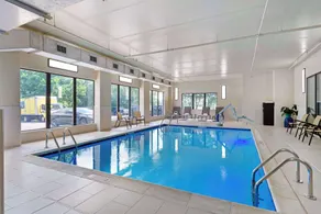 Best Western Plus Thornburg Inn & Suites - Piscina