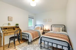 Walk to Shops & Dining: Glen Cove Apt w/ Yard! - Interiör