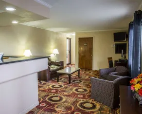 Rodeway Inn & Suites Plymouth Hwy 64 - Vestíbulo