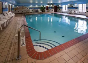 Quality Inn & Suites Near University - Piscine