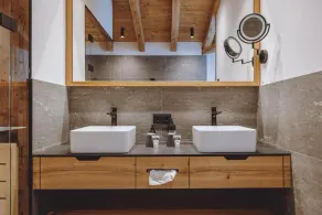 ZAGLGUT Premium Hotel & Chalets, Zell am See-Kaprun - Wellness & Infinity Pool, Air Conditioning, Panoramic Views & Summer Card Included - Bathroom