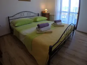 Antique apartment with balcony - Værelse