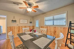 Pet-Friendly 'Shady Oaks' Broken Bow Gem w/ Patio! - Innenbereich