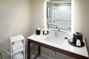 Wingate by Wyndham St. Clairsville/Wheeling - Bathroom