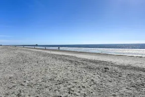 4 Mi to Cherry Grove Beach: Studio w/ Pool Access - Interior