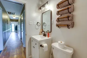 Lawrenceburg Family Home w/ Seasonal Pool! - Badeværelse