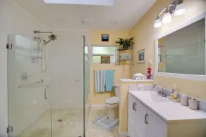 Satellite Beach 'sunshine House' w/ Hot Tub! - Bagno